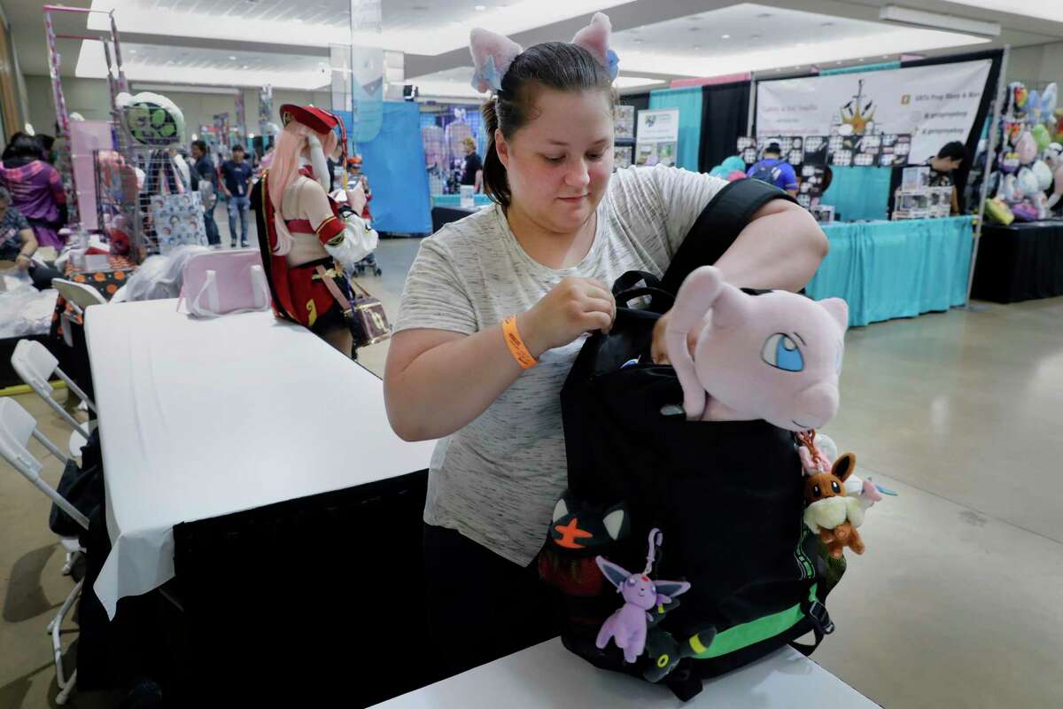 Savannah Slater S'Adapte Aux Personnages D'Anime En Peluche Dans Son Sac À Dos Lors Du Kimokawaii Anime Con Qui S'Est Tenu Au Lone Star Convention Center Samedi Samedi À Conroe.