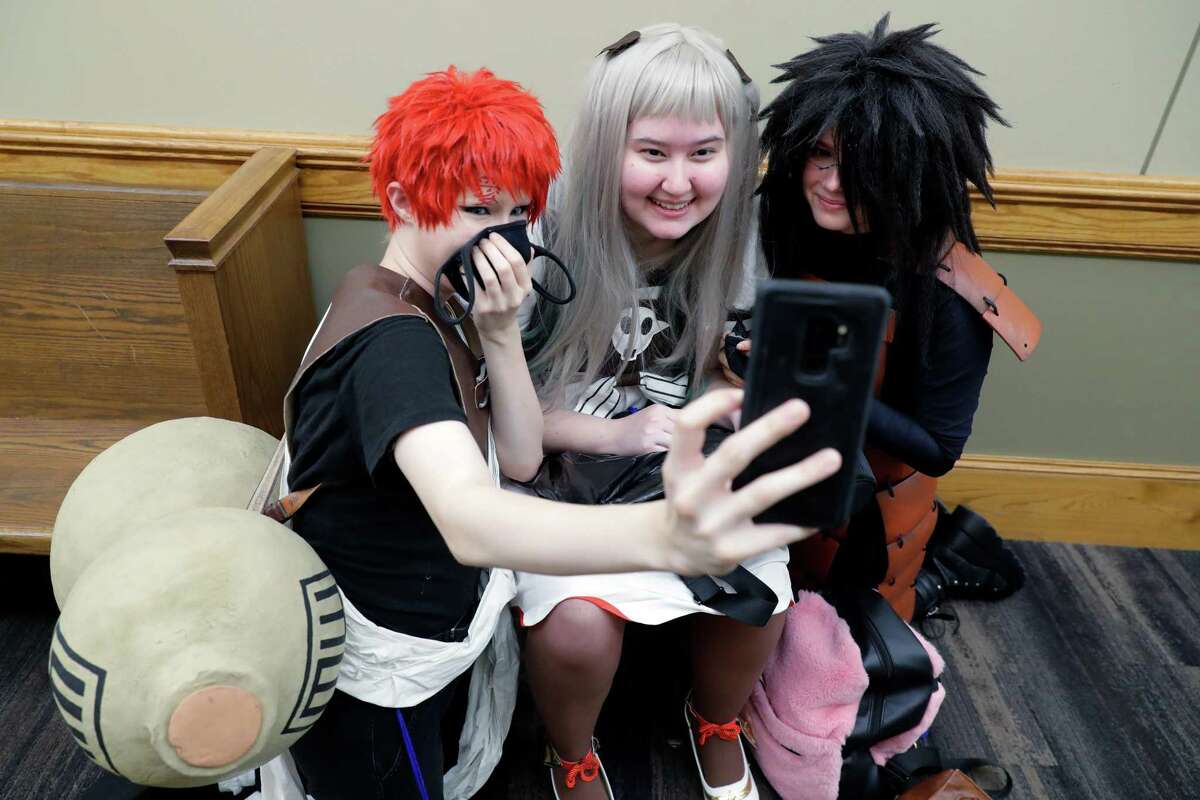 Les Participants Au Cosplay, De Gauche À Droite, Arik Russell, Kira Collins Et Talis Russell, Habillés En Divers Personnages D'Anime, Prennent Des Selfies Lors Du Kimokawaii Anime Con Qui S'Est Tenu Au Lone Star Convention Center Samedi À Conroe.