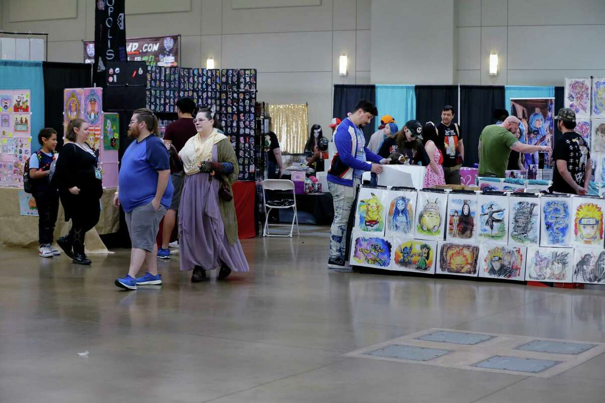 Les Participants, Certains Habillés En Personnages D'Anime, Marchent Sur Les Stands Lors Du Kimokawaii Anime Con Qui S'Est Tenu Au Lone Star Convention Center Samedi À Conroe.