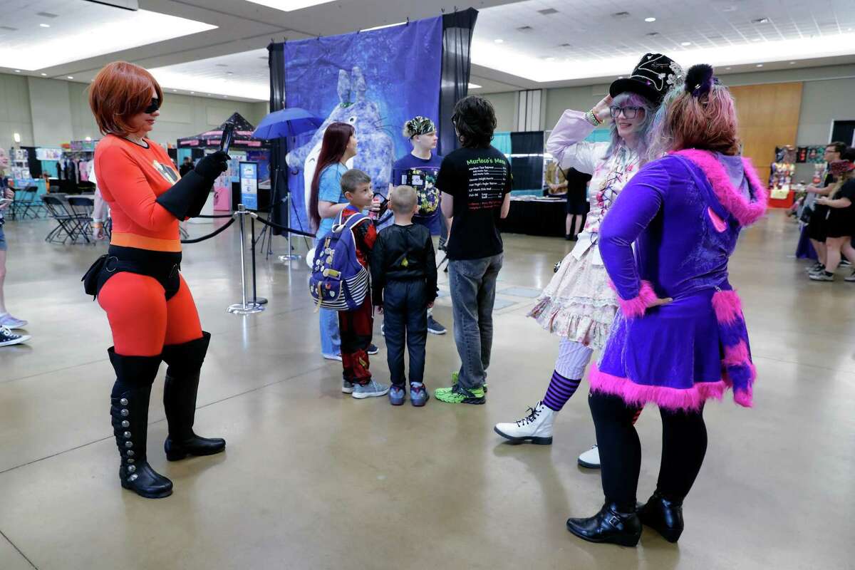 Les Participants Déguisés En Anime Et Autres Personnages De Films Se Photographient Lors Du Kimokawaii Anime Con Qui S'Est Tenu Au Lone Star Convention Center Samedi À Conroe.