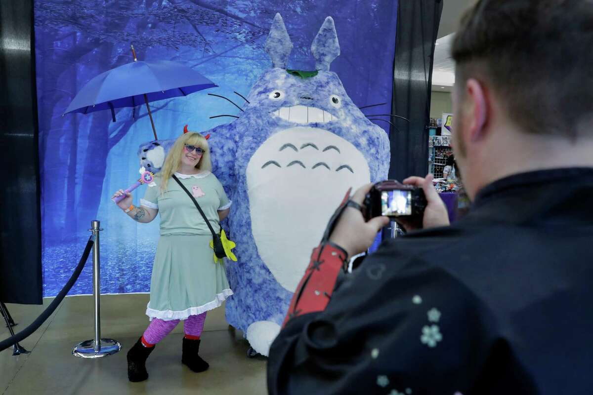 Michelle Holloman De Cypress, Se Fait Prendre En Photo Avec Un Personnage De Todoro De Huit Pieds De Haut À L'Entrée Du Kimokawaii Anime Con Qui S'Est Tenu Au Lone Star Convention Center Samedi À Conroe.