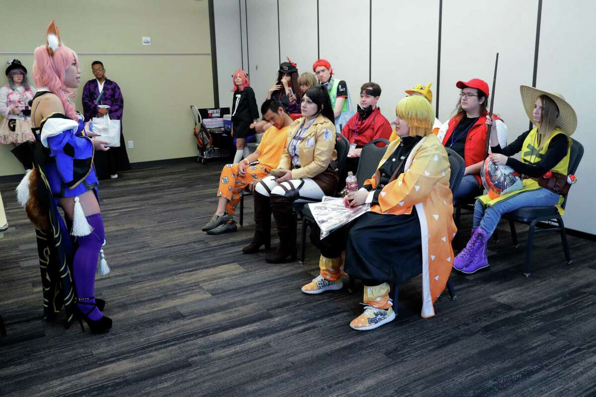 Adachi Trieu, À Gauche, Dirige Un Cours De Pose De Cosplay Pendant Que Les Participants Écoutent Pendant Le Kimokawaii Anime Con Qui S'Est Tenu Au Lone Star Convention Center Samedi À Conroe.