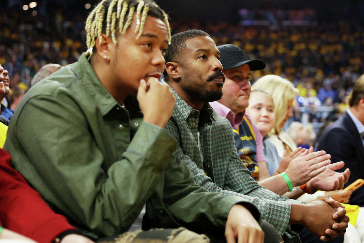 Michael B. Jordan assiste au deuxième match de la finale NBA 2022 entre les Golden State Warriors et les Boston Celtics au Chase Center le 05 juin 2022.