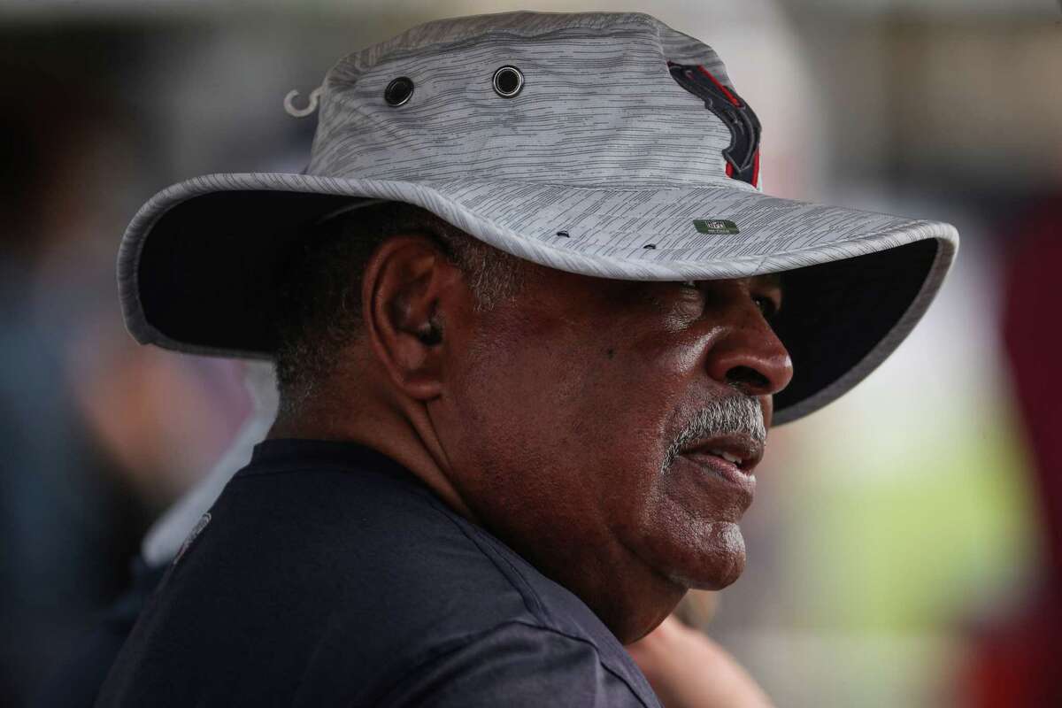 Texans assistant Romeo Crennel retires after 50 years in coaching