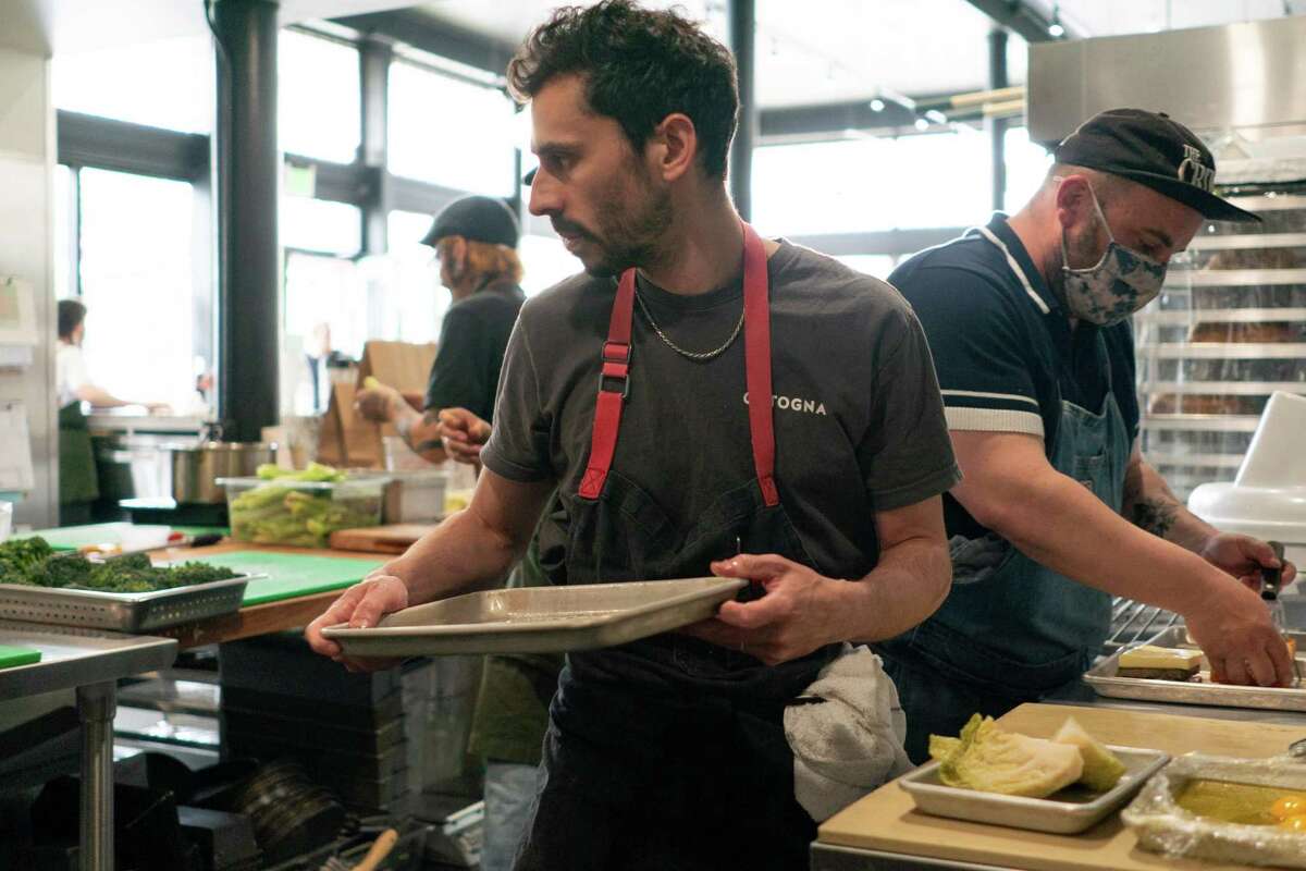 执行副主厨David Olvera(左)和主厨老板Matthew Kirk(右)在旧金山Automat餐厅忙碌的午餐服务中。