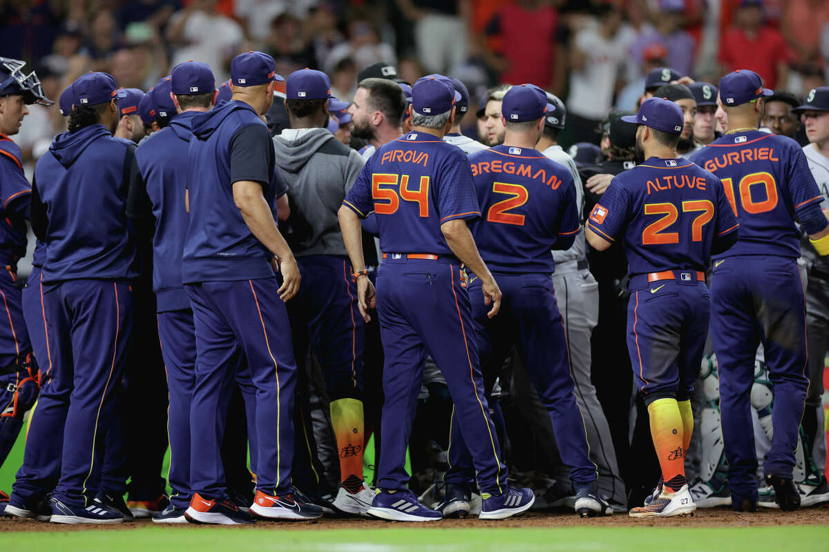 Houston Astros Pitcher Héctor Neris suspended four games for throwing