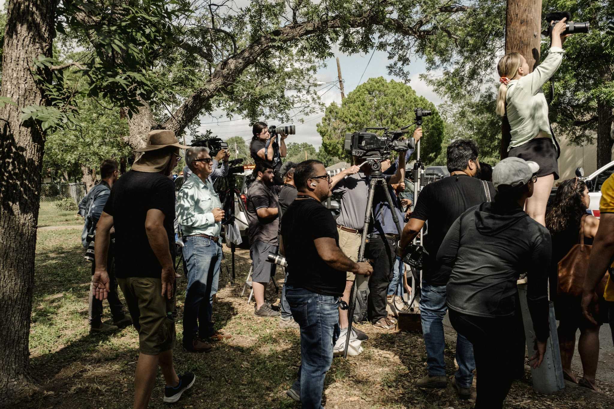 Journalists covering Uvalde school shooting face threats - Vimarsana News