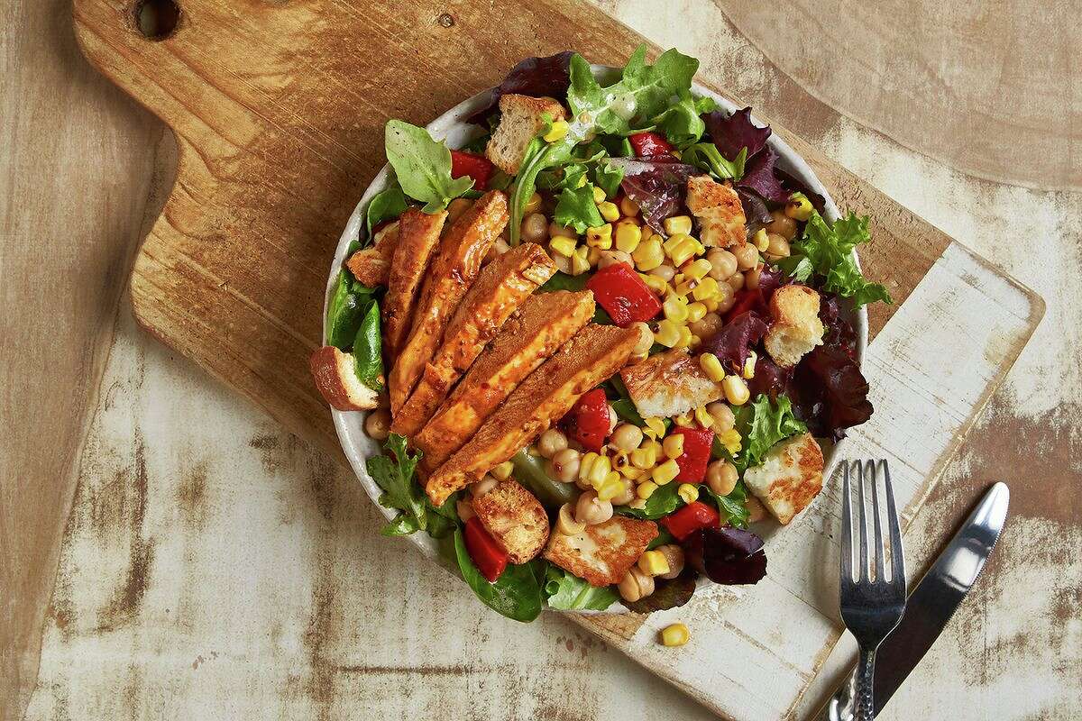 Marinated tomato, halloumi and chicken salad from Nando’s Peri-Peri, the South African restaurant brand known for its spicy flame-grilled chicken. Nando’s will open two restaurants at Post Oak Plaza in Uptown and LaCenterra in Katy in 2023.