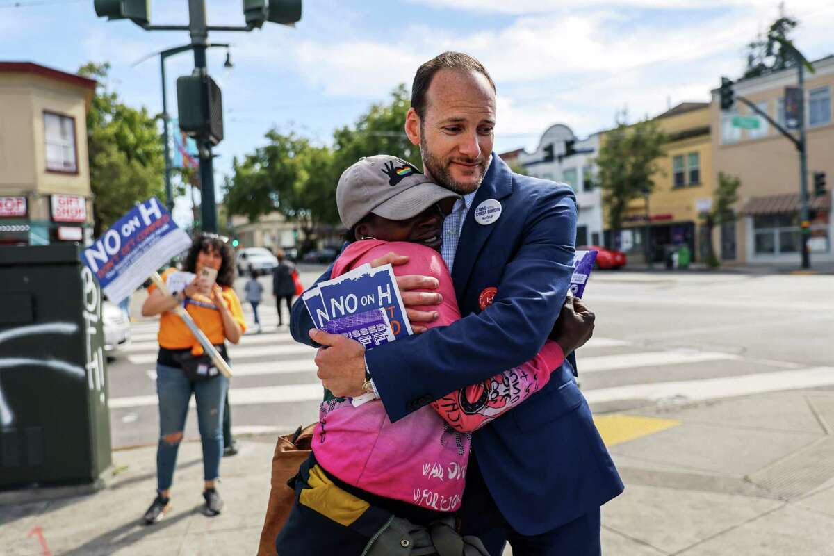 2022年6月7日，周二，加州旧金山，地方检察官切萨·布丹拥抱了他的支持者Dayday Reynolds Priestly(左)，他在湾景区的第三街为召回进行游说。