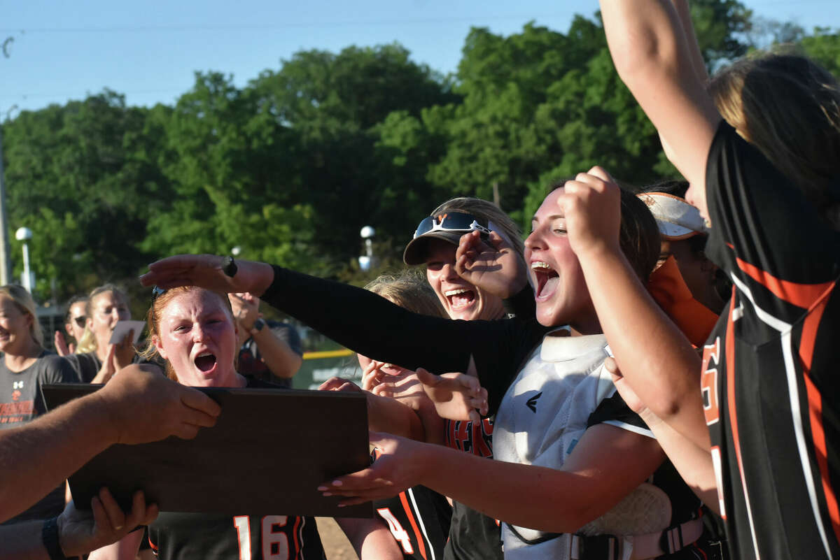 Edwardsville celebrates winning the Class 4A Illinois Wesleyan Super-Sectional at Inspiration Field on Tuesday in Bloomington.