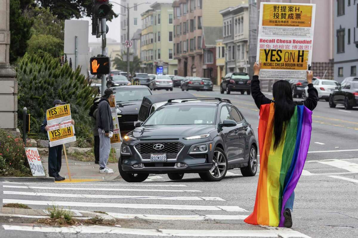 “H提案”是一项罢免旧金山地区检察官切萨·布丹(Chesa Boudin)的投票措施。选举当天，该提案的支持者莉安·路易(Leanne Louie)在日落街区的第19大道举着一个牌子。