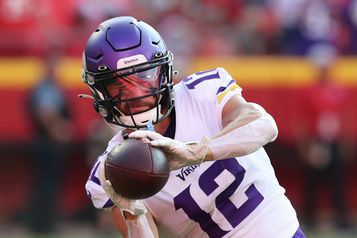 KANSAS CITY, MO - AUGUST 27: Minnesota Vikings wide receiver Chad Beebe (12) catches a ball in warmups before an NFL preseason game between the Minnesota Vikings and Kansas City Chiefs on Aug 27, 2021 at GEHA Field at Arrowhead Stadium in Kansas City, MO. (Photo by Scott Winters/Icon Sportswire via Getty Images)