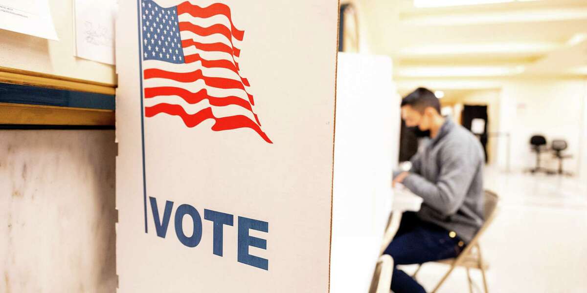 2022年6月7日，星期二，一名选民在旧金山市政厅填写选票。