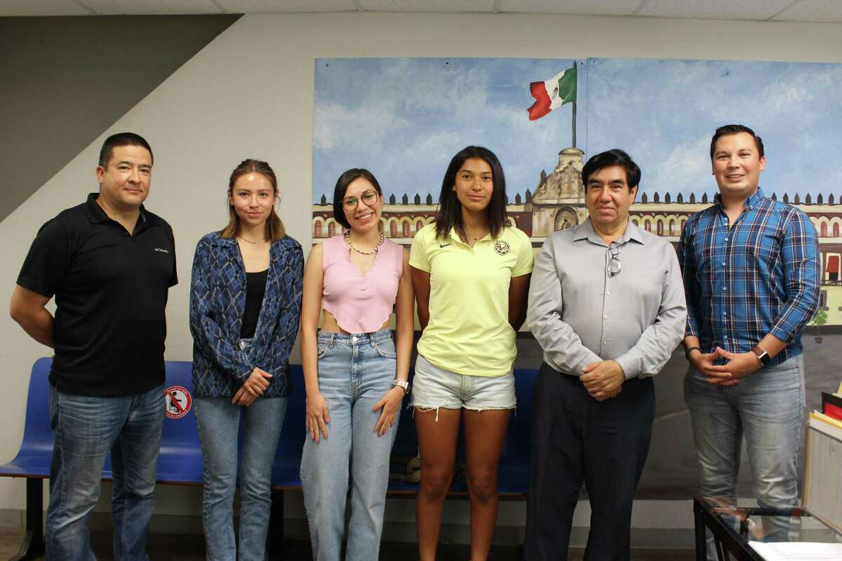 Personal administrativo de Consulado Mexicano en Laredo, Texas recibieron con gusto a la campeona americanista Mayte Valle Madero y sus acompañantes.