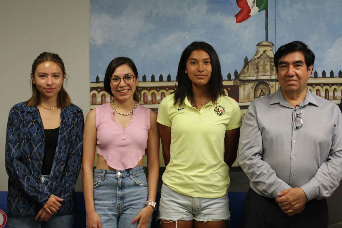 Personal administrativo de Consulado General de México en Laredo, Texas recibieron con gusto a la campeona americanista Mayte Valle Madero y sus acompañantes.