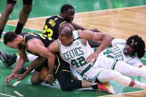勇士对凯尔特人的NBA总决赛实时更新:斯蒂芬·库里在第三场比赛中伤了脚