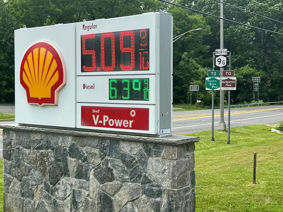 As of Thursday, New York’s average for regular gas surpassed $5 a gallon for the first time, according to the American Automobile Association. It reached $5.09 a gallon at this station in Red Hook.