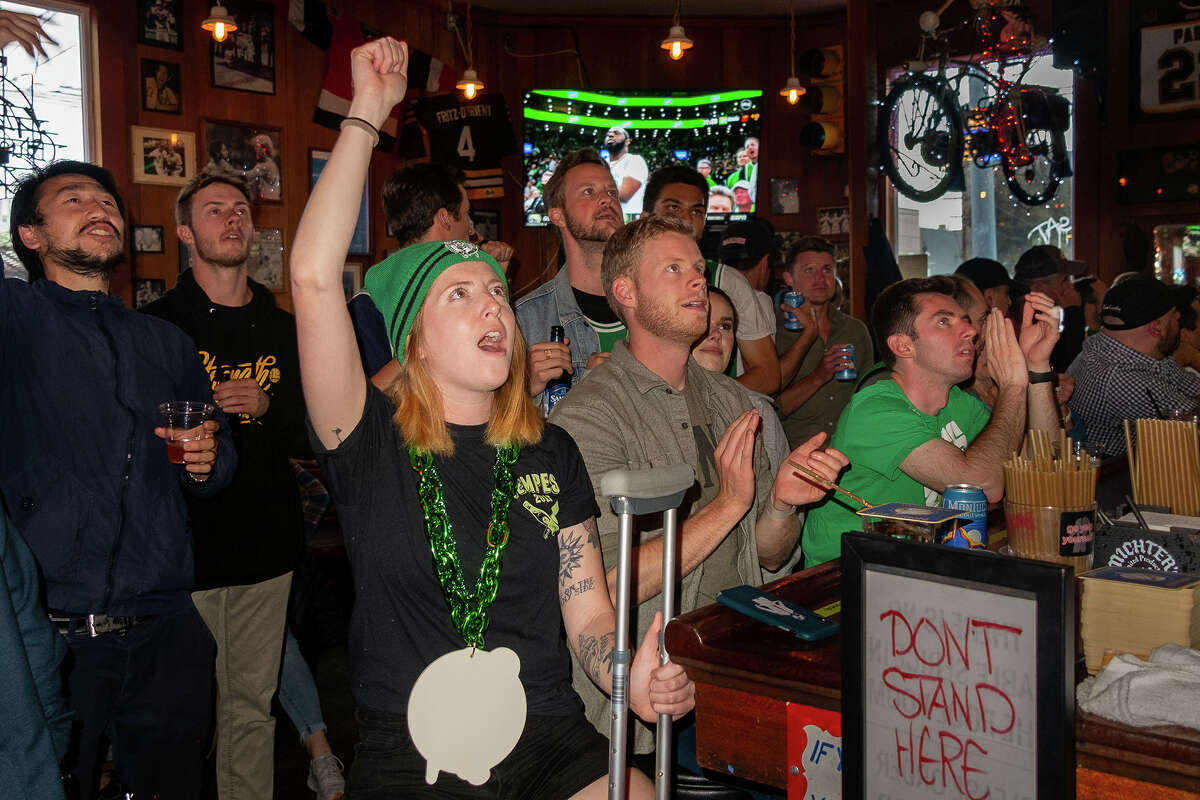 Bartender Kelly Howe, left, who is on the Connecticut Yankee injury list, meets Celtics fans at the San Francisco Boston bar in the final seconds of the Celtics victory over the Warriors, June 8, 2022. 