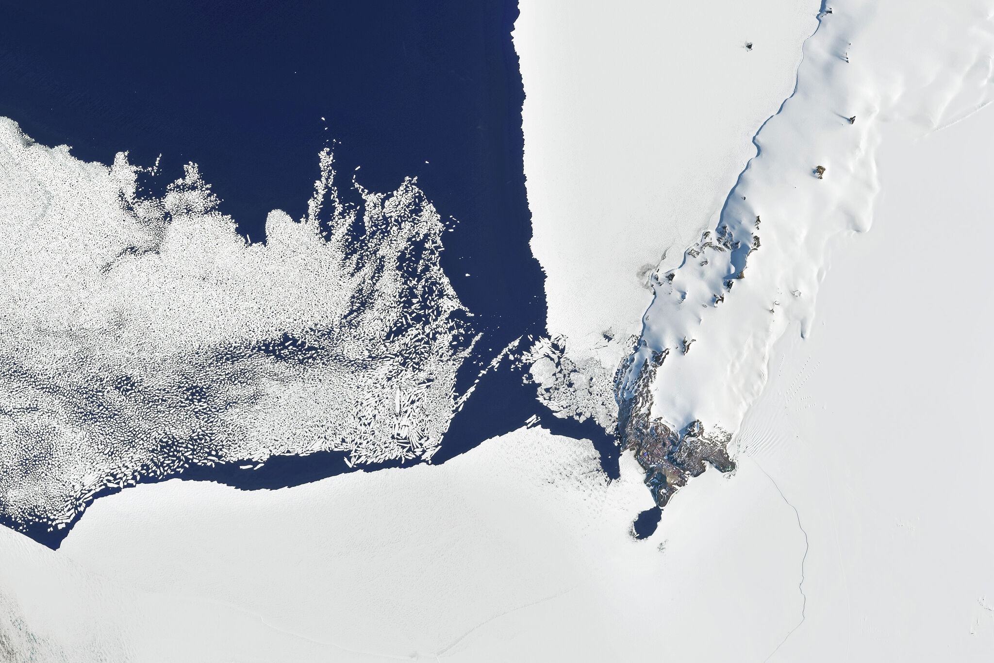 Vědci objevili rázové vlny v antarktických snězích