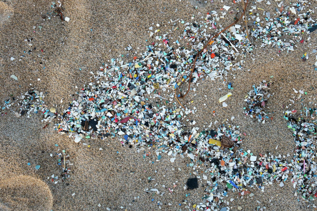 Mikroplastické částice v písku na pláži Schiavonia, Itálie. 