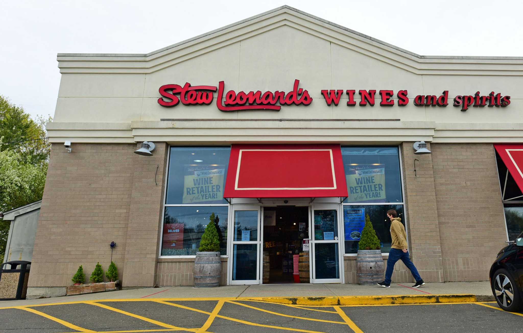 Police: Shoplifters used pepper spray on Stew Leonard's worker - Vimarsana News