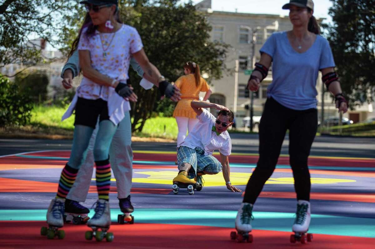 溜冰者聚集在旧金山金门公园的轮滑公园庆祝新壁画。