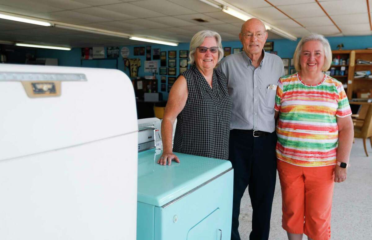 After 80 years in business, David and Dian Dabney, along with their daughter, Rheta, will close Simpson and Dabney, a family-owned appliance store at the corner of Metcalf Street and Frazier Street.