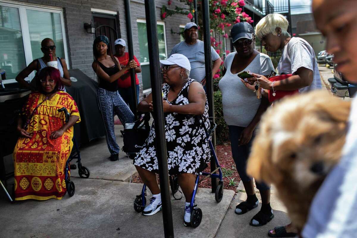 After two weeks without gas in a Fifth Ward apartment complex, families