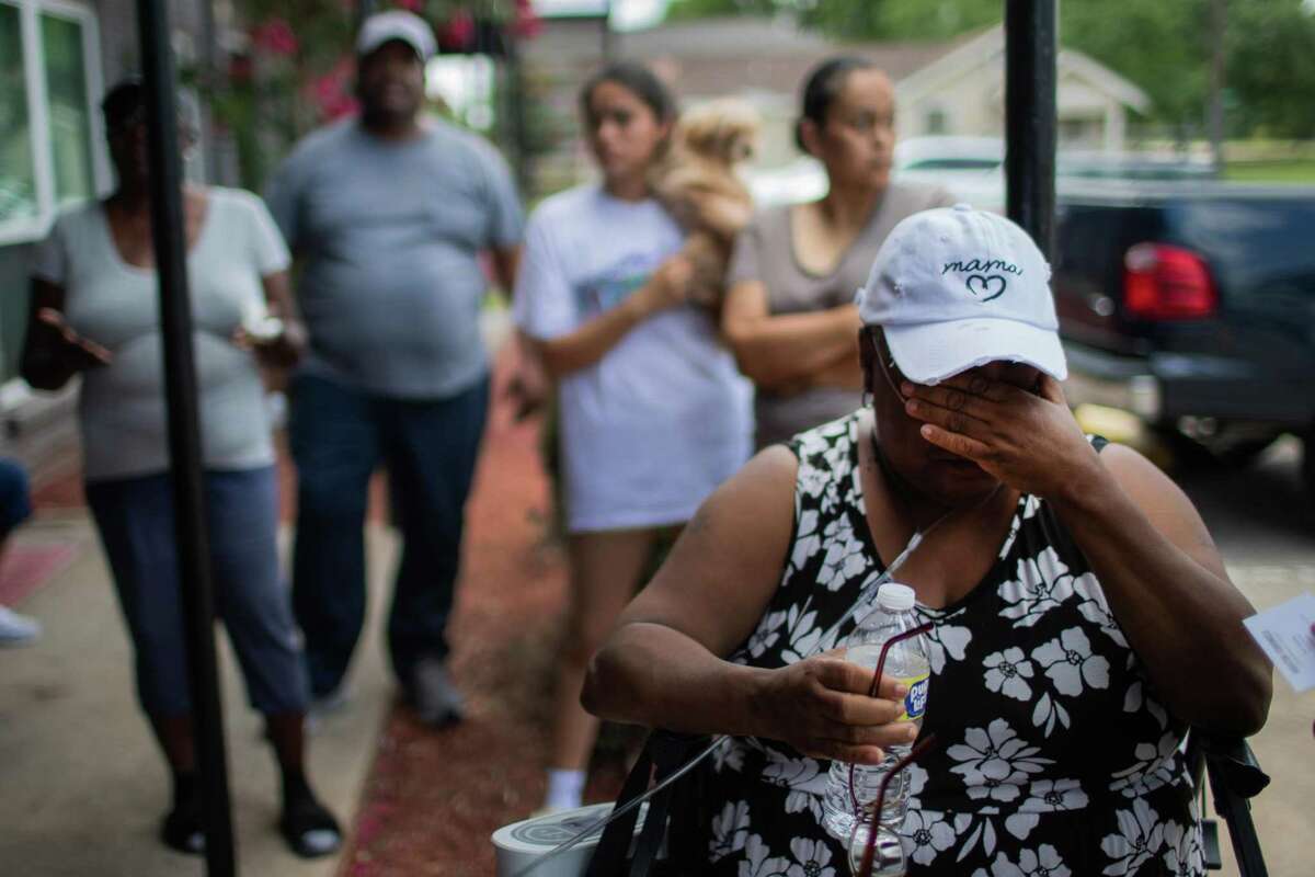 After two weeks without gas in a Fifth Ward apartment complex, families