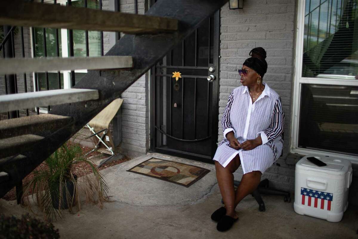 After two weeks without gas in a Fifth Ward apartment complex, families