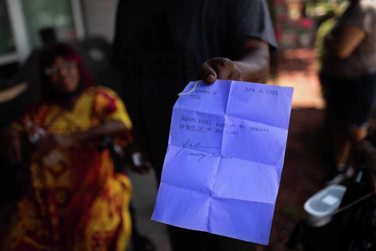 After two weeks without gas in a Fifth Ward apartment complex, families