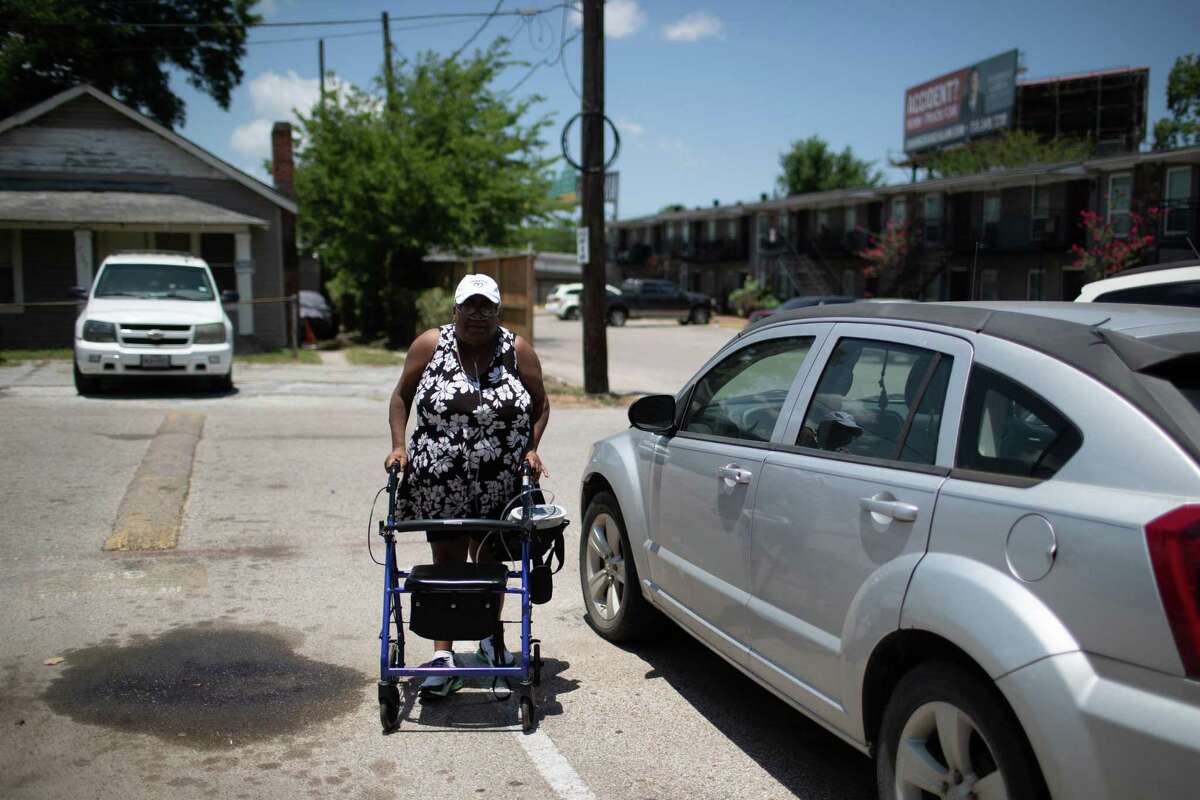 After two weeks without gas in a Fifth Ward apartment complex, families