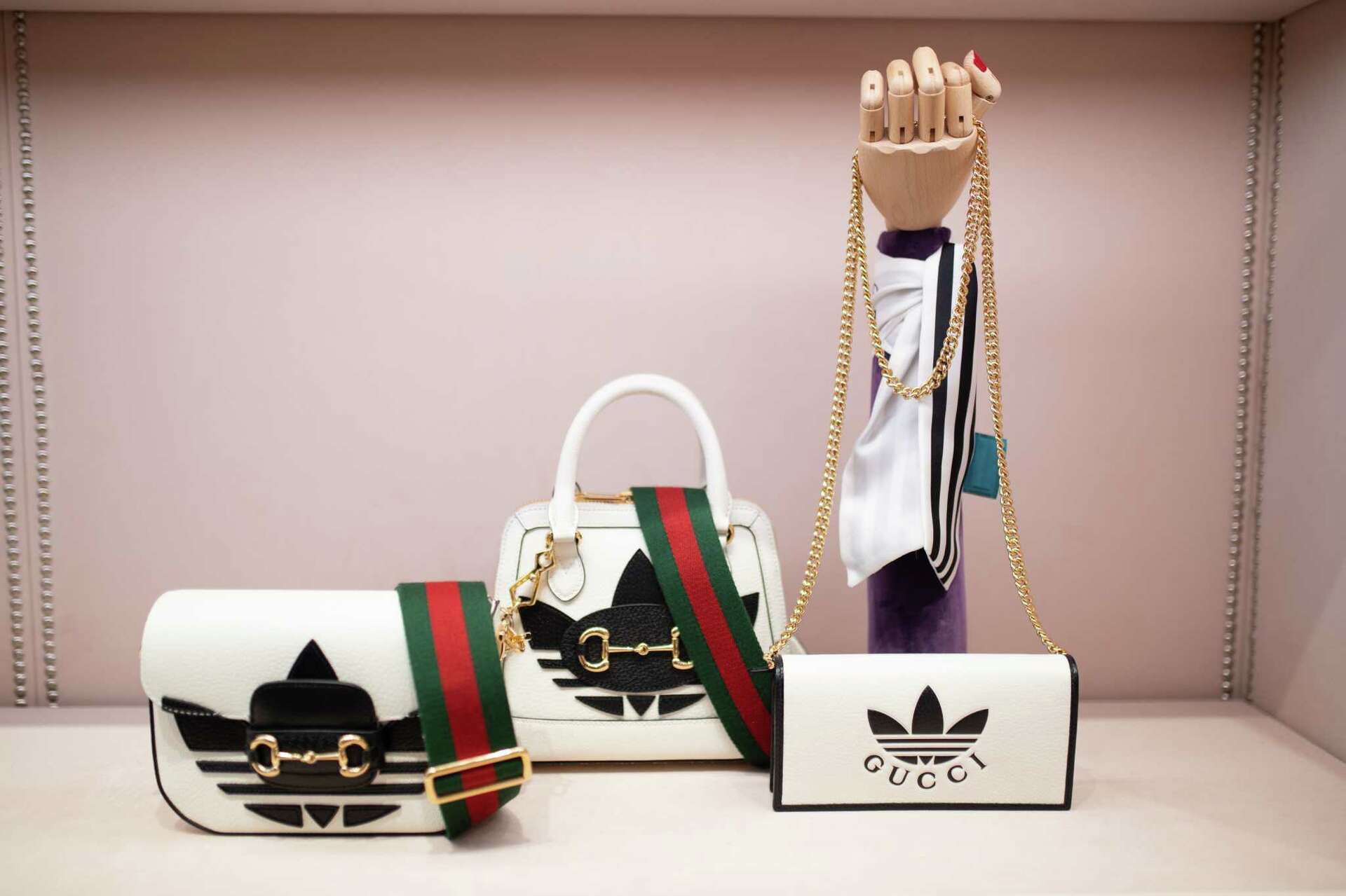 新品！未使用！　GUCCI adidas コラボ　カチューシ　保存袋付き♡ NEW $2025 GUCCI x ADIDAS Blue GG Supreme Crystal Coated Canvas Top