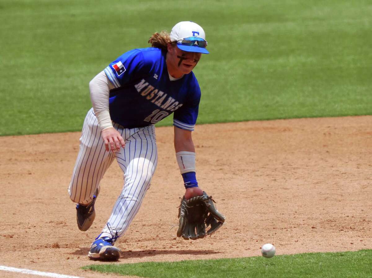 Friendswood third baseman Ayden Pearcy (10) fields a ground ball against Georgetown in the Class 5A state championship game at Round Rock.