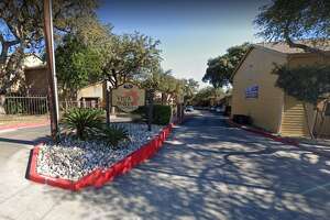 Vista Del Rey residents demand fixes from management