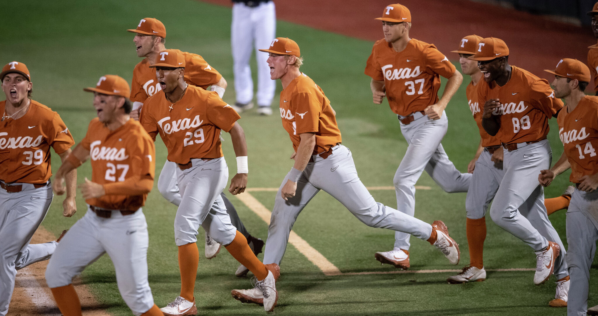 Texas fights to win over Tennessee in CWS elimination game