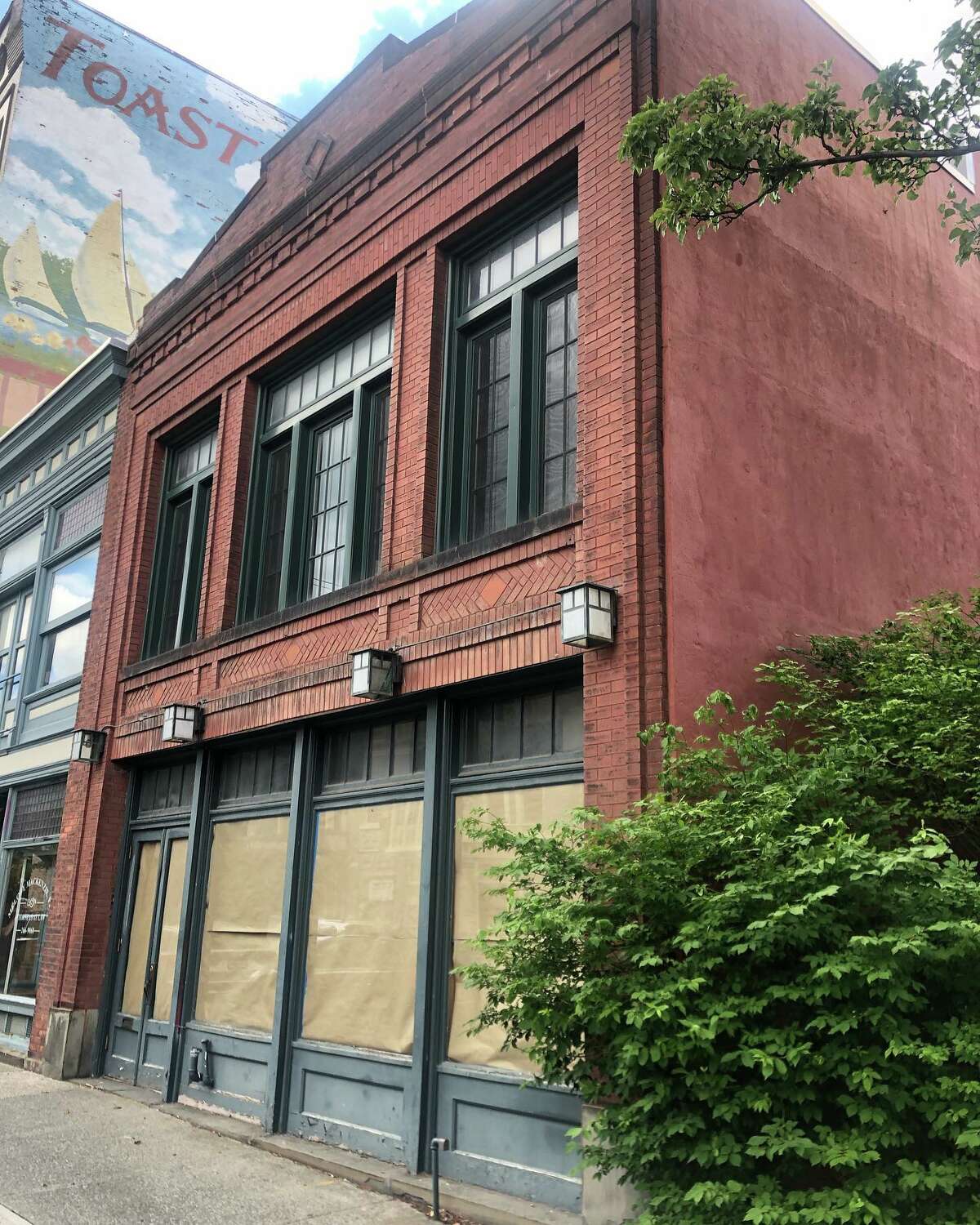 The former River Street Cafe building, at the end of a block along the Hudson River waterfront in downtown Troy north of the Green Island Bridge, will become the new location of Oh Corn! Arepas and More, formerly in Halfmoon. An opening in late August is projected. 