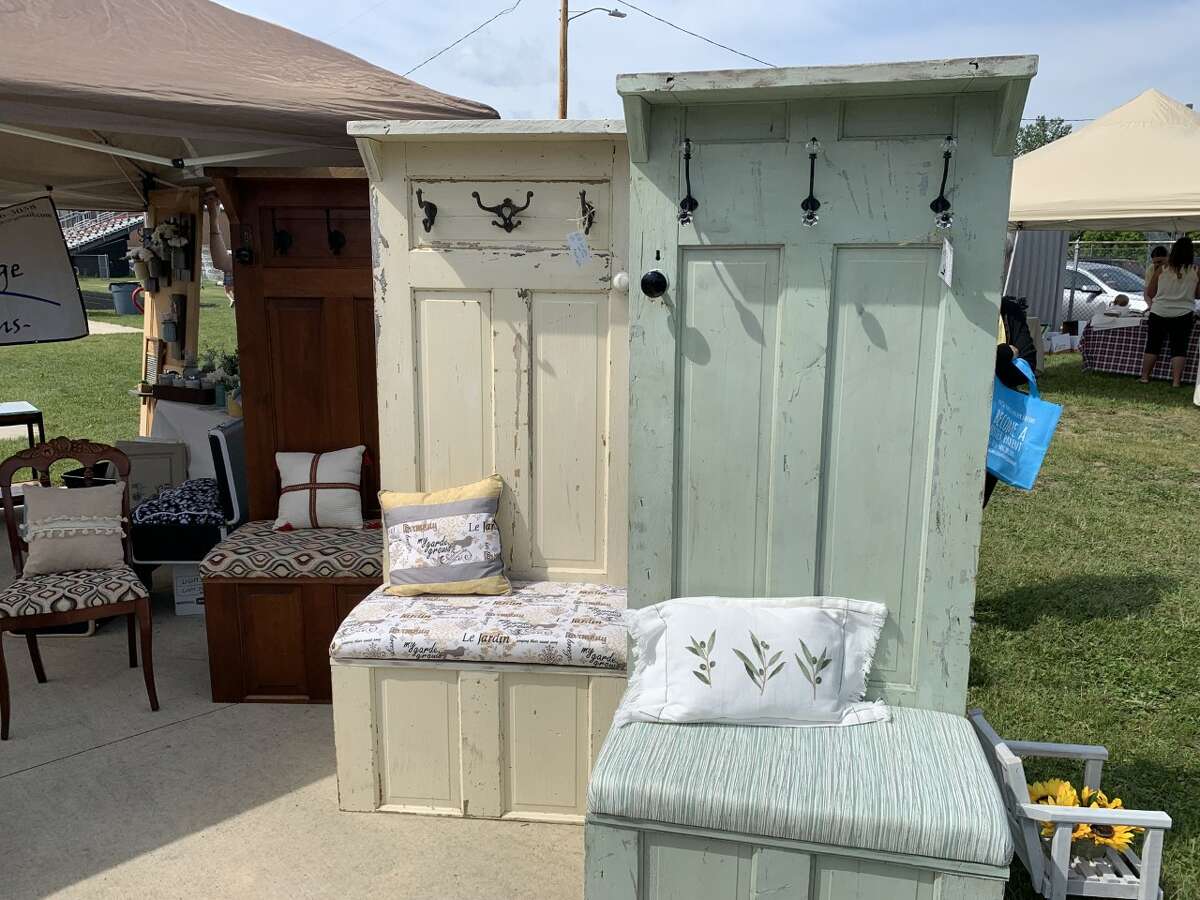 Reed City Community Education hosted a “Shop around the track” summer craft show this weekend at the Reed City High School track. Over 75 crafters and vendors were on hand selling handmade items and specialty gifts. The foundation collected food items for local food pantries during the event. Zendodles Food Truck was there, along with face painting and painting classes.