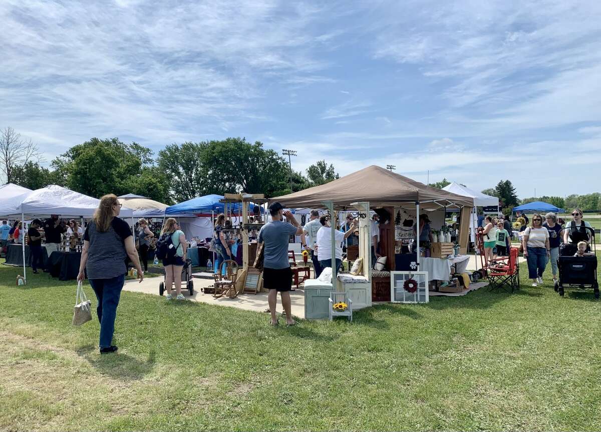 Reed City Community Education hosted a “Shop around the track” summer craft show this weekend at the Reed City High School track. Over 75 crafters and vendors were on hand selling handmade items and specialty gifts. The foundation collected food items for local food pantries during the event. Zendodles Food Truck was there, along with face painting and painting classes.