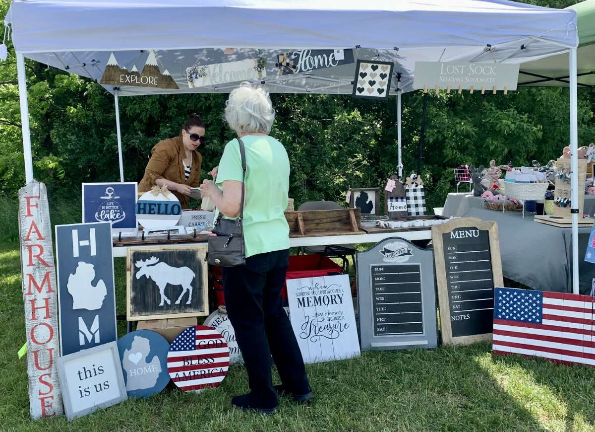 Reed City Community Education hosted a “Shop around the track” summer craft show this weekend at the Reed City High School track. Over 75 crafters and vendors were on hand selling handmade items and specialty gifts. The foundation collected food items for local food pantries during the event. Zendodles Food Truck was there, along with face painting and painting classes.