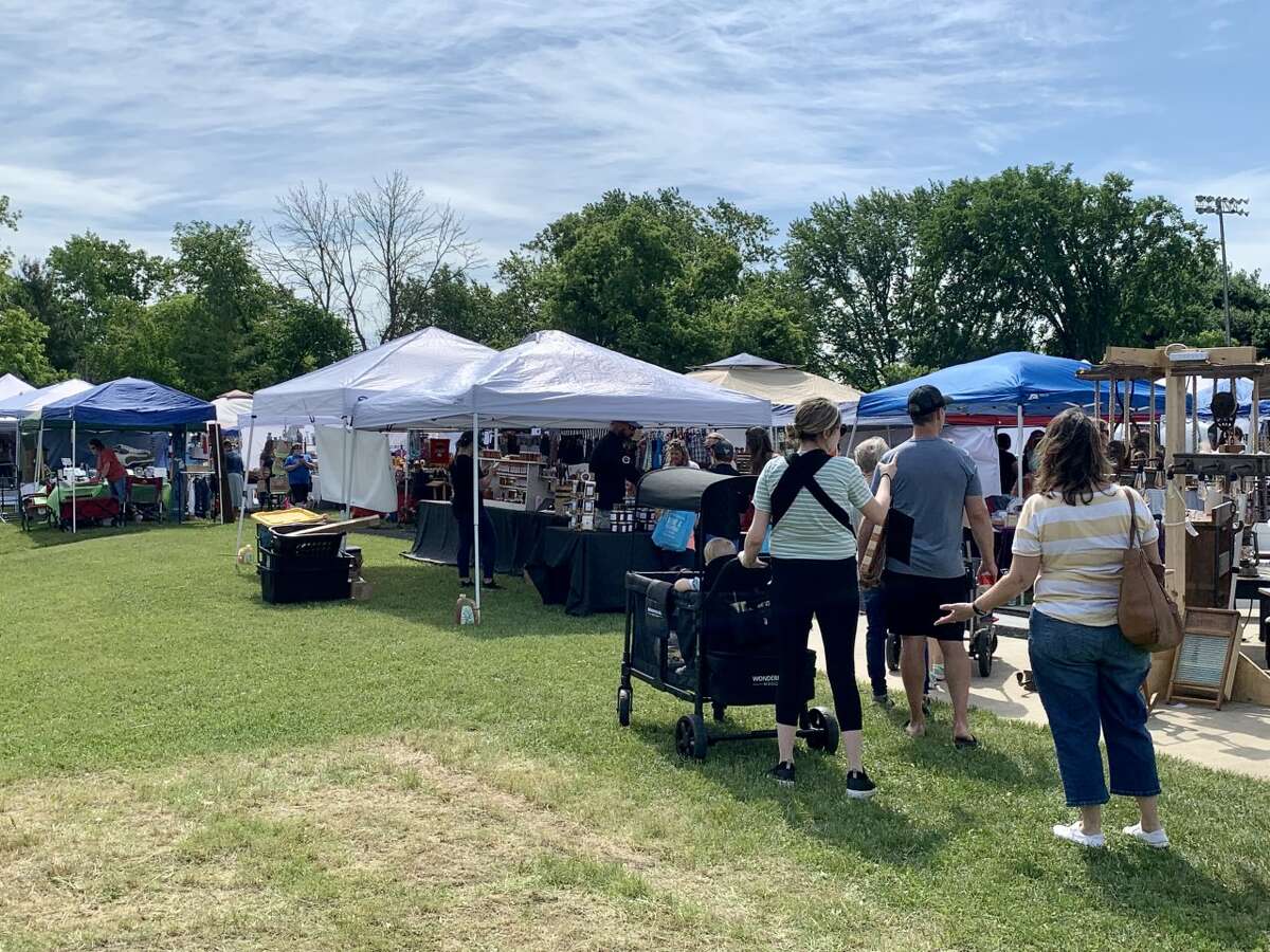 Reed City Community Education hosted a “Shop around the track” summer craft show this weekend at the Reed City High School track. Over 75 crafters and vendors were on hand selling handmade items and specialty gifts. The foundation collected food items for local food pantries during the event. Zendodles Food Truck was there, along with face painting and painting classes.