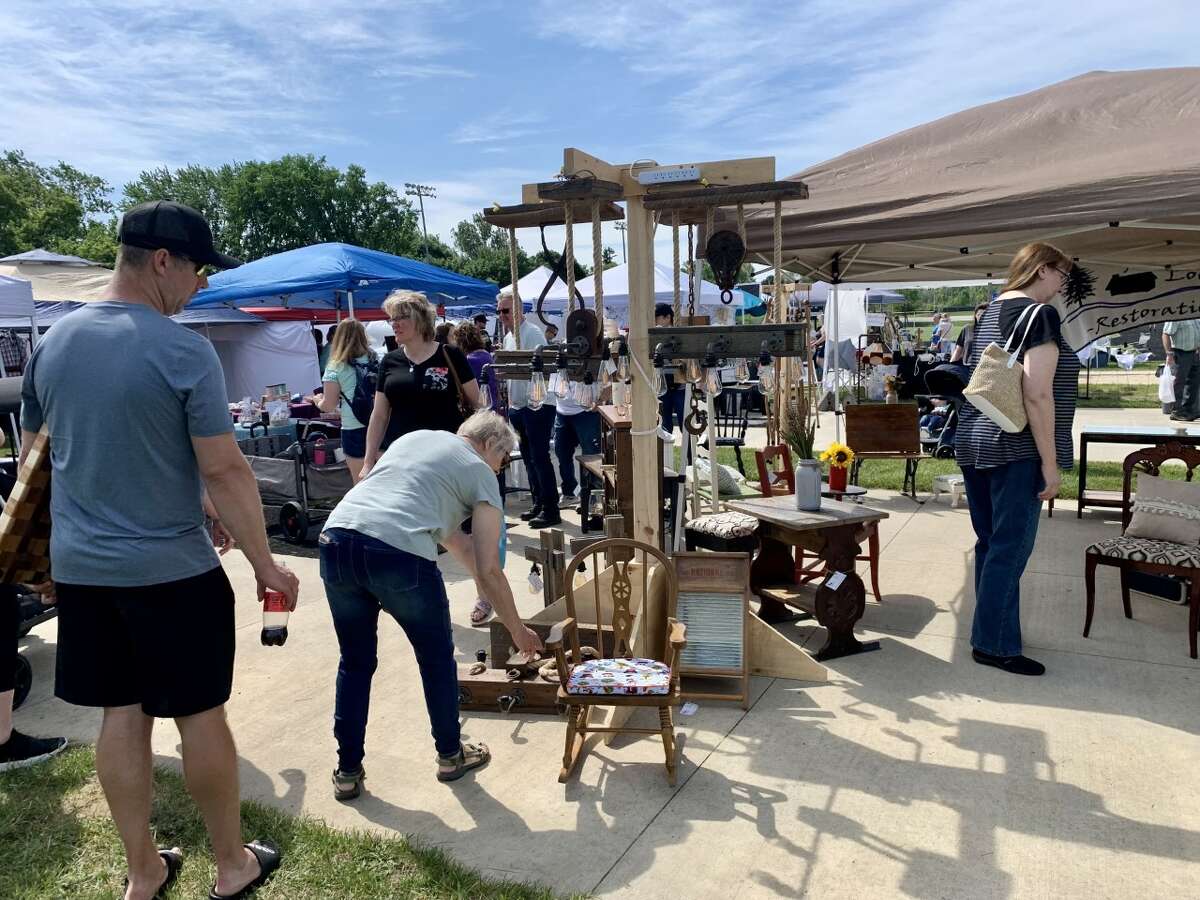 Reed City Community Education hosted a “Shop around the track” summer craft show this weekend at the Reed City High School track. Over 75 crafters and vendors were on hand selling handmade items and specialty gifts. The foundation collected food items for local food pantries during the event. Zendodles Food Truck was there, along with face painting and painting classes.