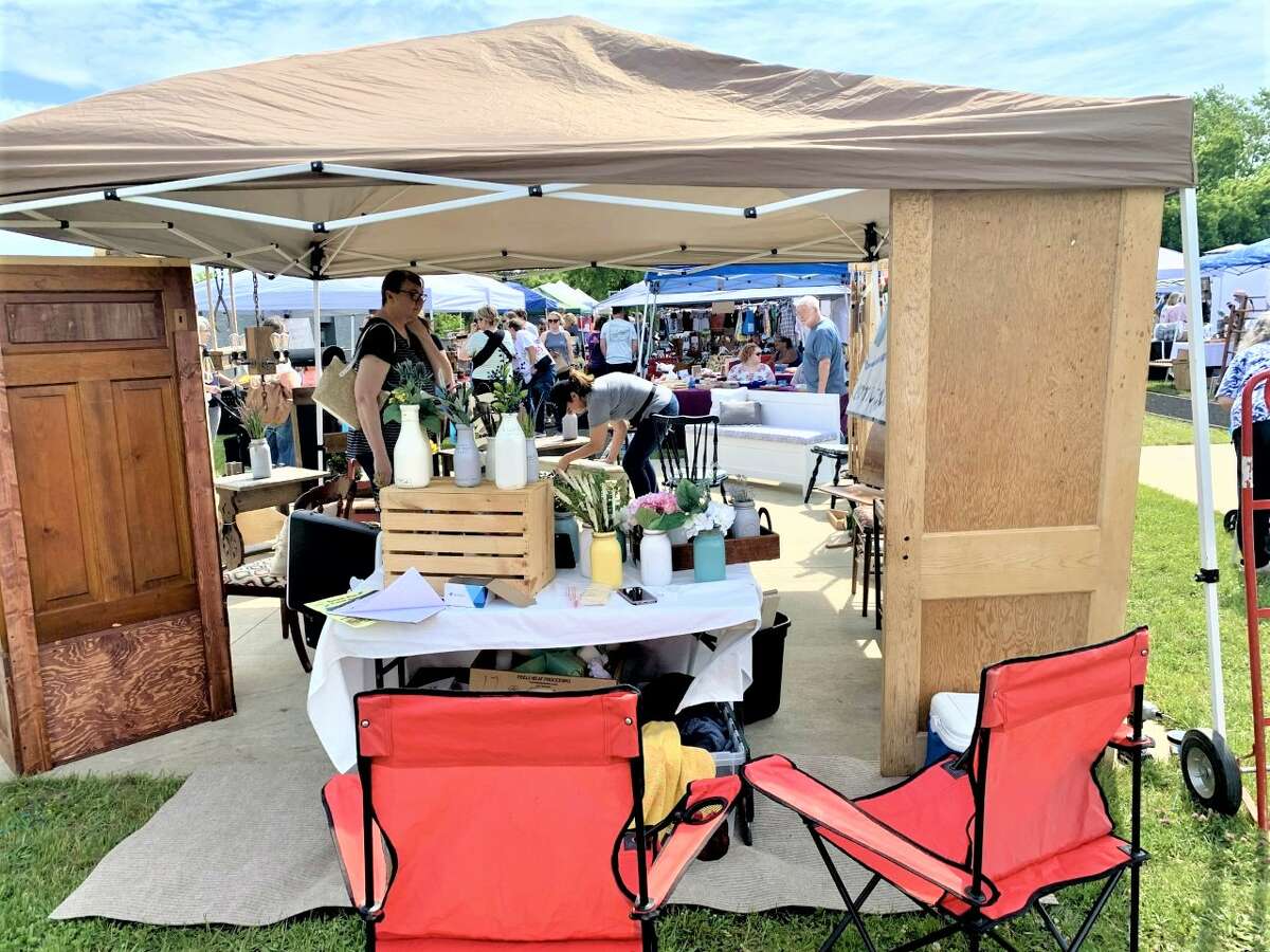 Reed City Community Education hosted a “Shop around the track” summer craft show this weekend at the Reed City High School track. Over 75 crafters and vendors were on hand selling handmade items and specialty gifts. The foundation collected food items for local food pantries during the event. Zendodles Food Truck was there, along with face painting and painting classes.