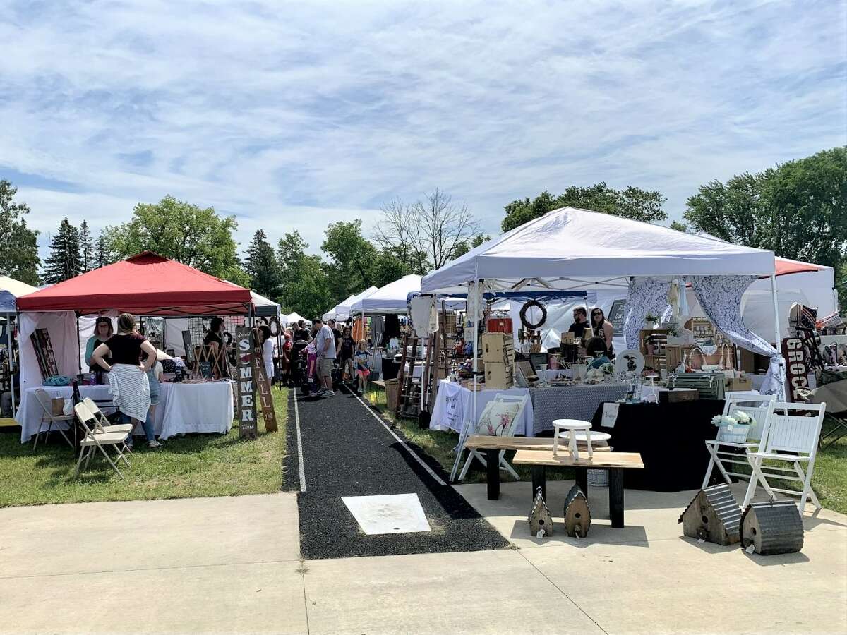 Reed City Community Education hosted a “Shop around the track” summer craft show this weekend at the Reed City High School track. Over 75 crafters and vendors were on hand selling handmade items and specialty gifts. The foundation collected food items for local food pantries during the event. Zendodles Food Truck was there, along with face painting and painting classes.