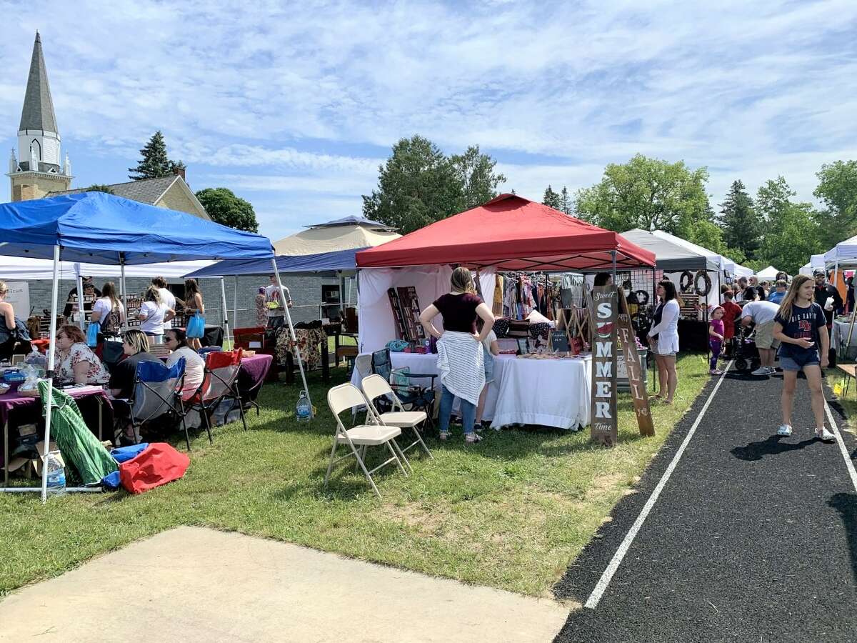 Reed City Community Education hosted a “Shop around the track” summer craft show this weekend at the Reed City High School track. Over 75 crafters and vendors were on hand selling handmade items and specialty gifts. The foundation collected food items for local food pantries during the event. Zendodles Food Truck was there, along with face painting and painting classes.