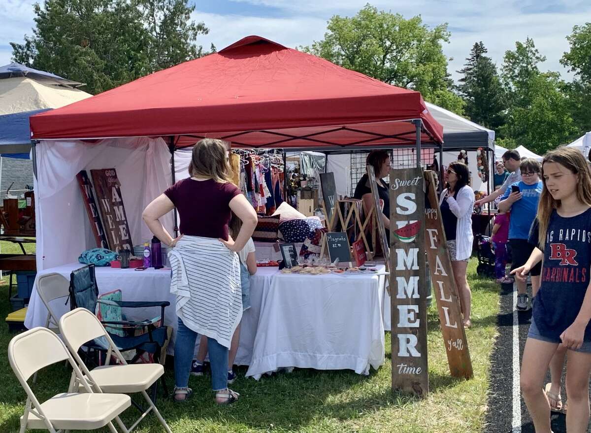 Reed City Community Education hosted a “Shop around the track” summer craft show this weekend at the Reed City High School track. Over 75 crafters and vendors were on hand selling handmade items and specialty gifts. The foundation collected food items for local food pantries during the event. Zendodles Food Truck was there, along with face painting and painting classes.