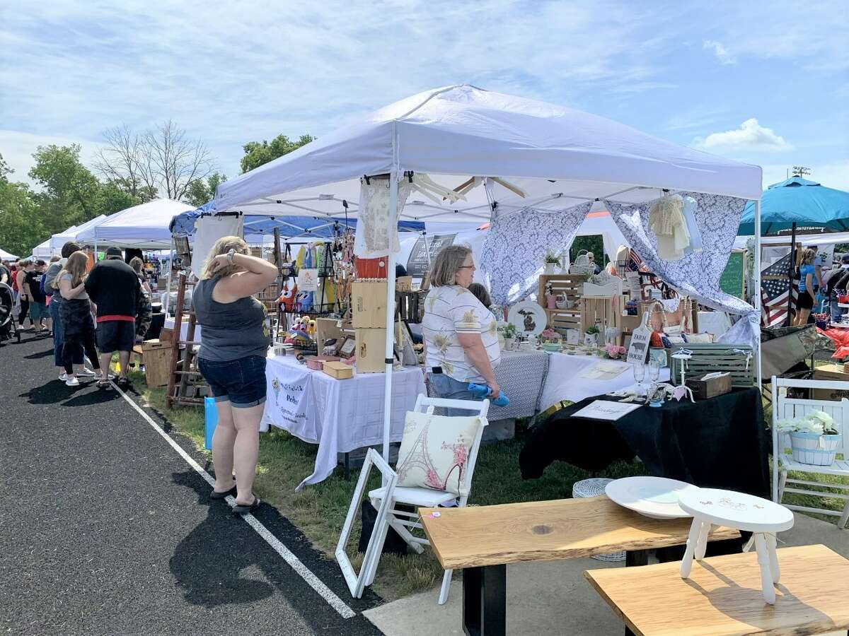 Reed City Community Education hosted a “Shop around the track” summer craft show this weekend at the Reed City High School track. Over 75 crafters and vendors were on hand selling handmade items and specialty gifts. The foundation collected food items for local food pantries during the event. Zendodles Food Truck was there, along with face painting and painting classes.