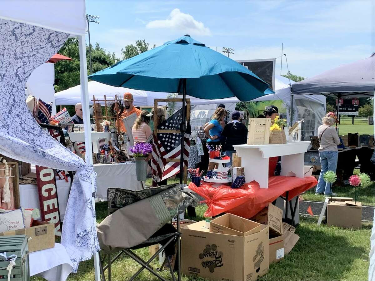 Reed City Community Education hosted a “Shop around the track” summer craft show this weekend at the Reed City High School track. Over 75 crafters and vendors were on hand selling handmade items and specialty gifts. The foundation collected food items for local food pantries during the event. Zendodles Food Truck was there, along with face painting and painting classes.