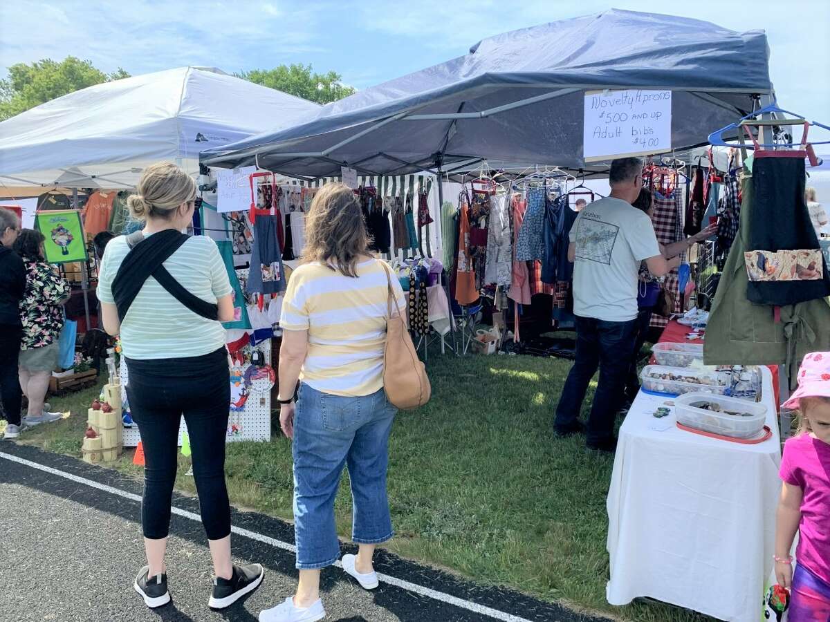 Reed City Community Education hosted a “Shop around the track” summer craft show this weekend at the Reed City High School track. Over 75 crafters and vendors were on hand selling handmade items and specialty gifts. The foundation collected food items for local food pantries during the event. Zendodles Food Truck was there, along with face painting and painting classes.