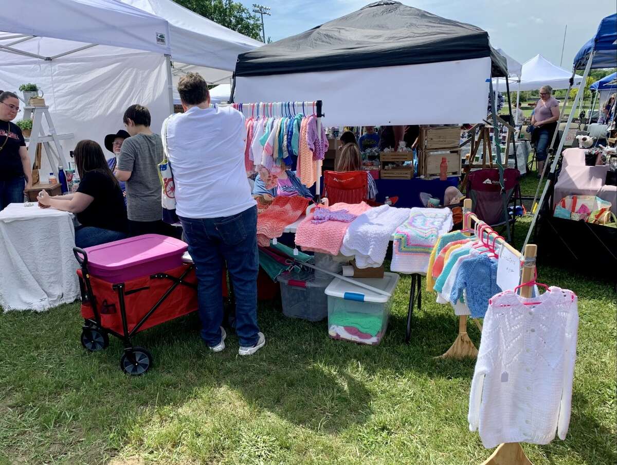 Reed City Community Education hosted a “Shop around the track” summer craft show this weekend at the Reed City High School track. Over 75 crafters and vendors were on hand selling handmade items and specialty gifts. The foundation collected food items for local food pantries during the event. Zendodles Food Truck was there, along with face painting and painting classes.